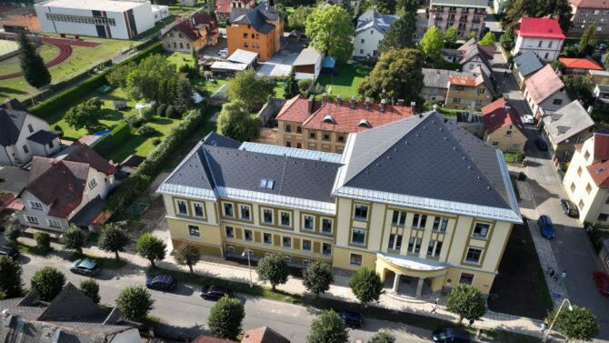 Zrekonstruovaná základní škola U soudu v Chrastavě – historická budova proměněná v moderní vzdělávací prostor