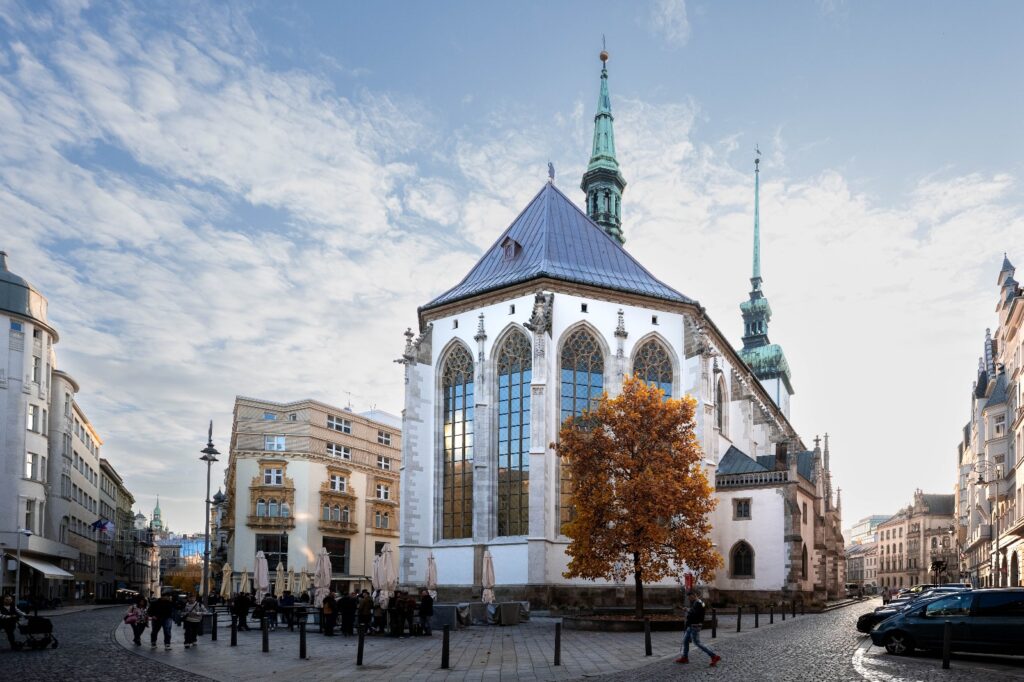Kostel sv. Jakuba po rekonstrukci, postupně se dokončuje věž, střecha a historické prvky.