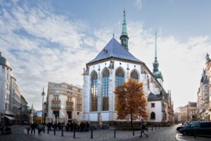 Kostel sv. Jakuba po rekonstrukci, postupně se dokončuje věž, střecha a historické prvky.