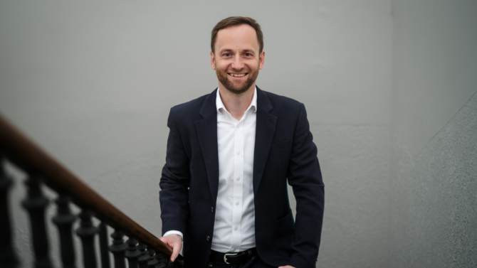 Vládním zmocněncem pro umělou inteligenci byl jmenován Lukáš Kačena. V rozhovoru naznačuje, co si z umělé inteligence může vzít veřejná správa.