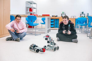 Základní škola v Lounech má po rekonstrukci moderní učebny a multifunkční sál.