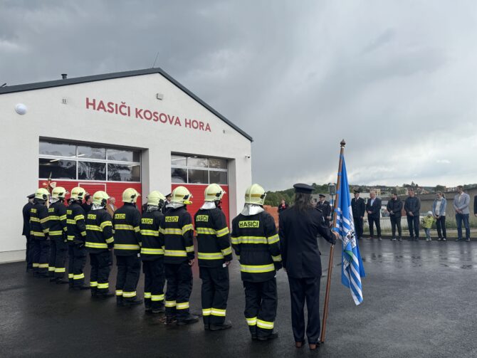 Nová hasičská zbrojnice v Kosově Hoře přináší moderní vybavení, rychlejší výjezdy a větší bezpečí pro obyvatele.