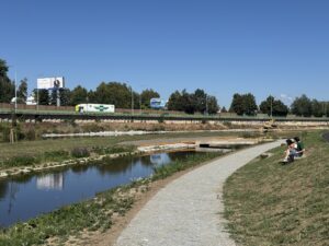 Jiráskovo nábřeží v Českých Budějovicích se proměnilo v jedinečnou relaxační zónu.