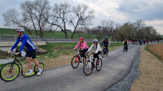 Mezi západočeskými městy Kralovice a Kožlany na Plzeňsku vznikla nová stezka pro chodce a cyklisty.