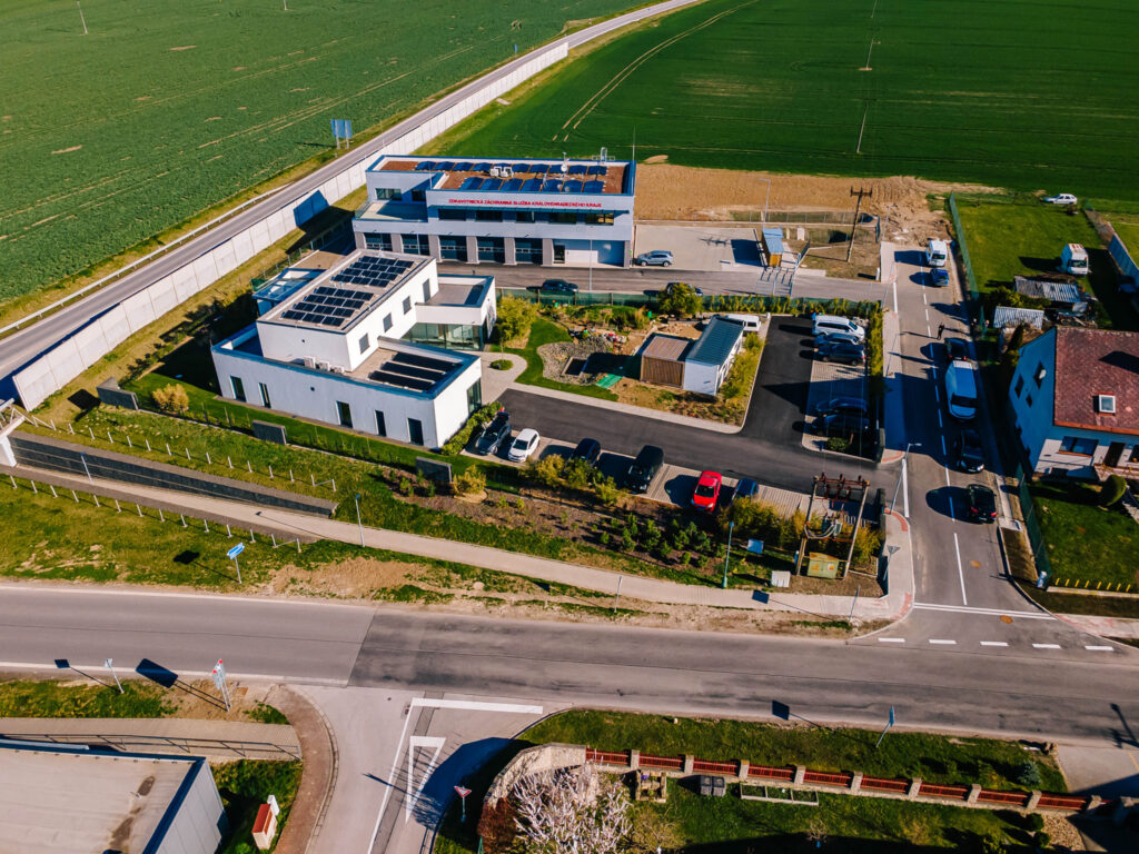 Součástí budovy je také školící místnost, která umožňuje pravidelnou přípravu na různé typy zásahů.