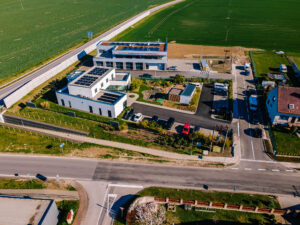 Součástí budovy je také školící místnost, která umožňuje pravidelnou přípravu na různé typy zásahů.