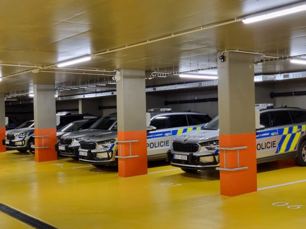 Jihlavští policisté mají nový parkovací dům s vyhřívanou střechou.