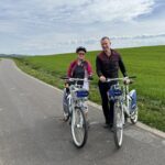 Nová cyklostezka mezi Benešovem a nedalekou osadu Bedrč přináší bezpečnější a pohodlnější spojení pro cyklisty i pěší.