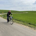 Nová cyklostezka mezi Benešovem a nedalekou osadu Bedrč přináší bezpečnější a pohodlnější spojení pro cyklisty i pěší.