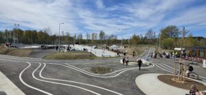 Zanedbaná plocha u novorolského rybníka je minulostí. Teď tu lidé najdou areál o rozloze přes 13 000 metrů čtverečních, který propojuje sportovní adrenalin s klidem přírody. Investice za 39 milionů korun vytvořila prostor, kde si rodiny, sportovci i senioři najdou to své.