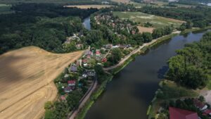 Mezi Kostelcem nad Labem a Tuhaní vznikl souvislý desetikilometrový úsek Labské stezky. Nová trasa s kvalitním povrchem nabízí pohodlnější cestování cyklistům, pěším i rodinám s dětmi.