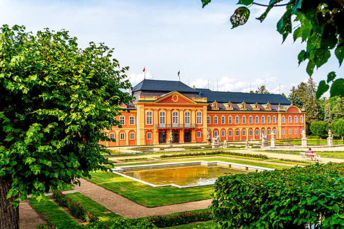 Nově zrekonstruovaný zámecký park s oranžerií na Dobříši.