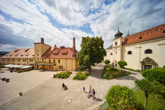 Domov sv. Josefa u Dvora Králové nad Labem.