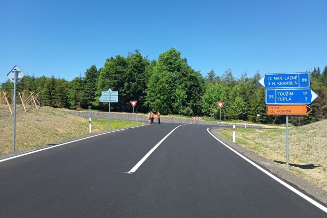 Modernizace silnice II/198 mezi Teplou a Horním Kramolínem přinesla bezpečnější a komfortnější cestování pro obyvatele i návštěvníky Karlovarského kraje.