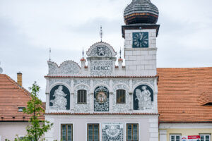 Náměstí Svobody ve Volyni získalo novou podobu. Přibyla zeleň, historická kašna, lavičky i bezpečnější zázemí pro chodce a cestující.