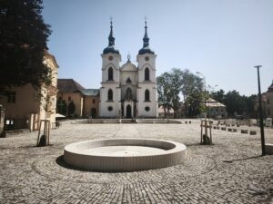 Historické nádvoří Želivského kláštera prošlo rekonstrukcí. Obnova vrací areálu důstojnou podobu a zpřístupňuje ho návštěvníkům i místním.