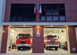 V Nové Vsi I otevřeli novou hasičskou zbrojnici. Moderní zázemí nabídne lepší podmínky pro zásahy a zvýší bezpečnost v regionu.