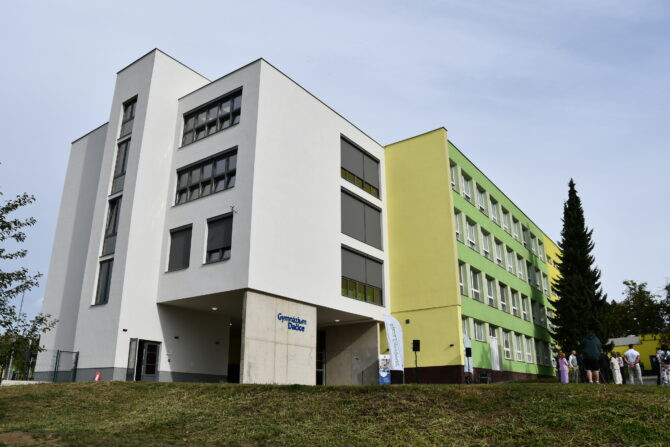 Gymnázium v Dačicích rozšířilo své zázemí o nové odborné učebny zaměřené na přírodní vědy, digitální technologie a jazykové vzdělávání.