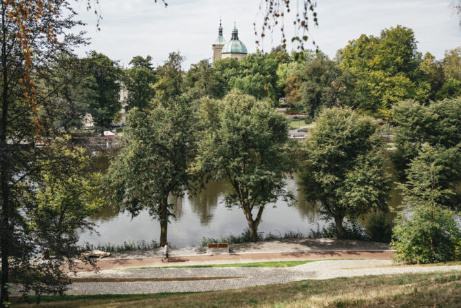 Park Budoucnost v Havlíčkově Brodě prošel rozsáhlou proměnou. Nová mola, lavičky i upravené okolí rybníků zpříjemní pobyt návštěvníkům.