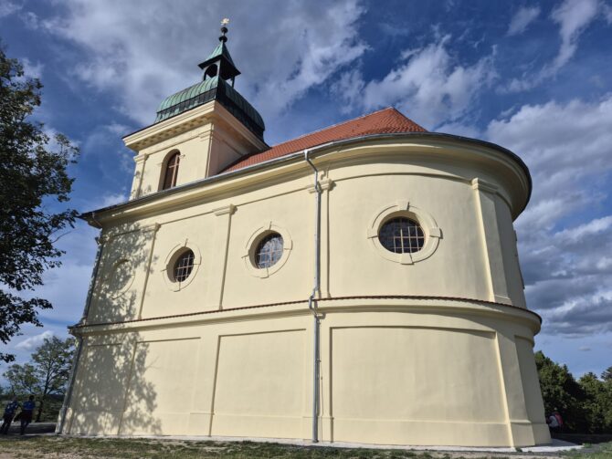 Kaple sv. Ducha, Božího hrobu a sv. Kříže, které místní neřeknou jinak než Kostelíček, prošla rozsáhlou obnovou a opět se po letech otevírá veřejnosti.