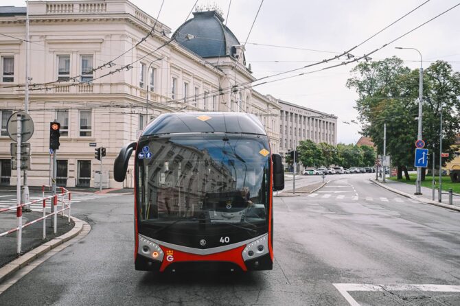 Hradec Králové mění trolejbusovou dopravu. Pomáhají evropské fondy.