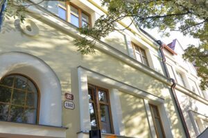 Dům v plzeňské Thámově ulici prošel proměnou a nově nabízí šest bytů pro lidi v bytové nouzi. Nové bydlení získají samoživitelé i další domácnosti, které se ocitly v obtížné životní situaci. Rekonstrukce rozšířila nabídku sociálního bydlení ve městě a vytvořila bezpečné zázemí pro nový začátek.
