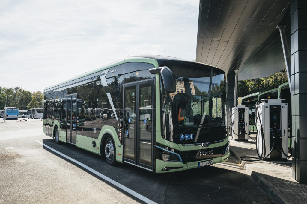 Děčín nasadil do provozu 21 nových elektrobusů. Moderní vozidla přinesou pohodlnější cestování, nižší emise i tišší provoz.