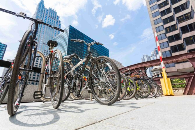 Projekt Active2Public Transport ukazuje, jak propojit chůzi, cyklistiku a veřejnou dopravu do jednoho funkčního systému městské mobility.